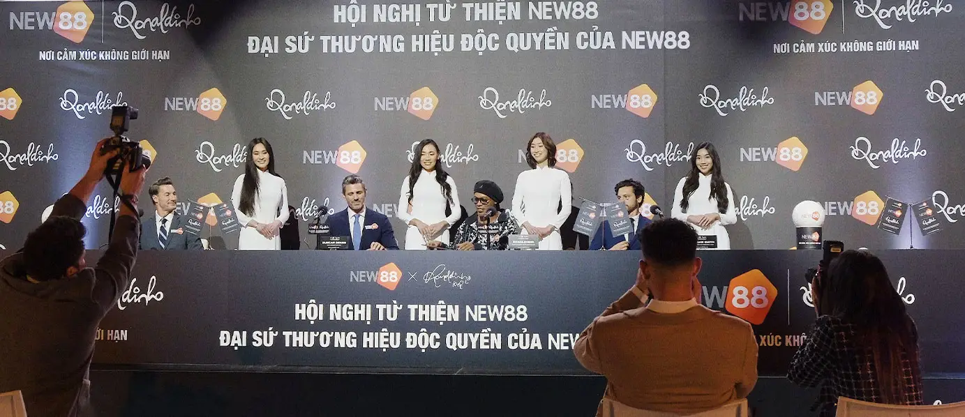 ภาพงานพิธีลงนามความร่วมมือในการเป็นแบรนด์แอมบาสเดอร์ NEW88 ของตำนานนักฟุตบอล Ronaldinho